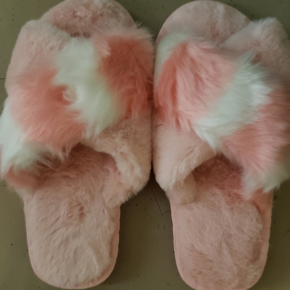 Shoes - ⭐ HOST PICK ⭐ Pink fuzzy slippers
